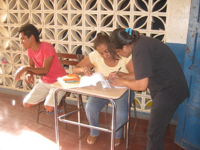 Ciudadanos se verifican en el Centro de Votacion de la Escuela Padre Missieri